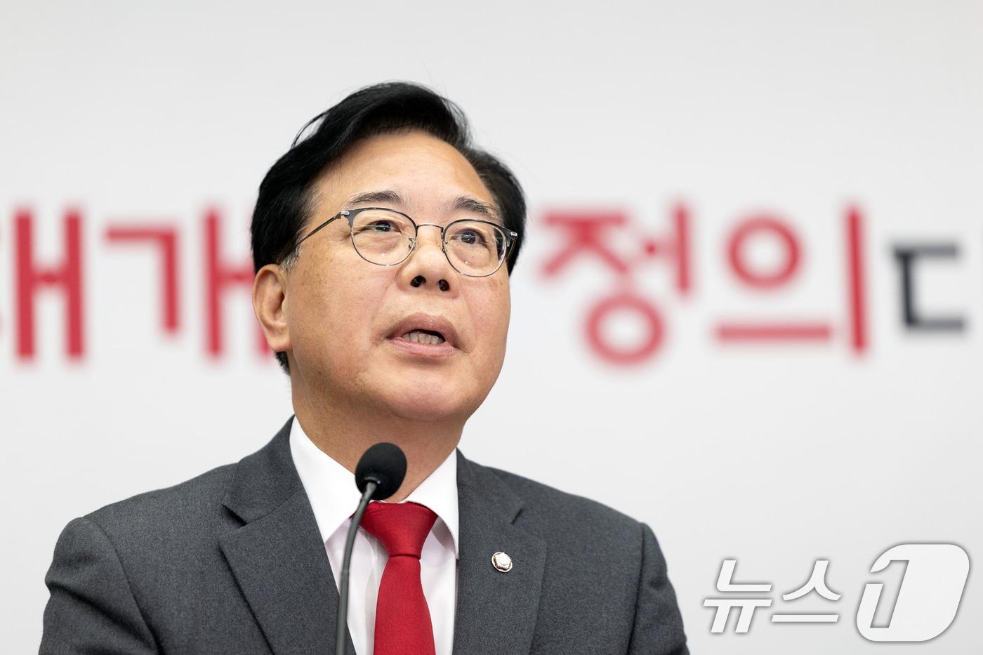 송언석 국민의힘 원내대표가 10일 서울 여의도 국회에서 열린 의원총회에 참석해 모두발언하고 있다. 2025.11.10/뉴스1 ⓒ News1 이승배 기자