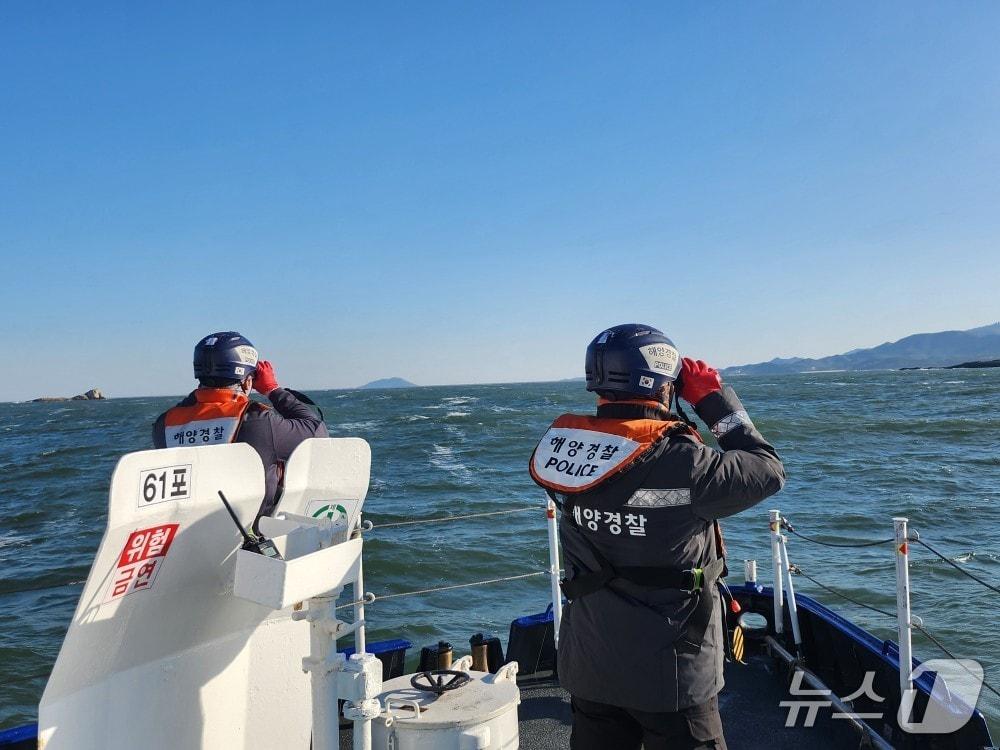 본문 이미지 - 부안 해경이 실종자를 수색하고 있다.&#40;부안해경 제공. 재판매 및 DB 금지&#41;