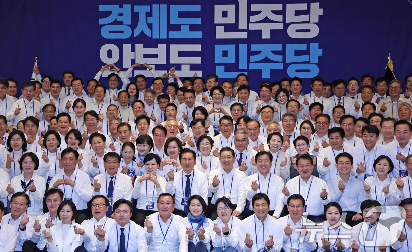 정청래 더불어민주당 대표가 지난 10일 오후 경기 광주 곤지암리조트에서 열린 &#39;2025년 더불어민주당 전국 지역위원장 워크숍&#39;에서 지도부 및 전국위원장들과 기념촬영하고 있다. 2025.11.10/뉴스1 ⓒ News1 장수영 기자