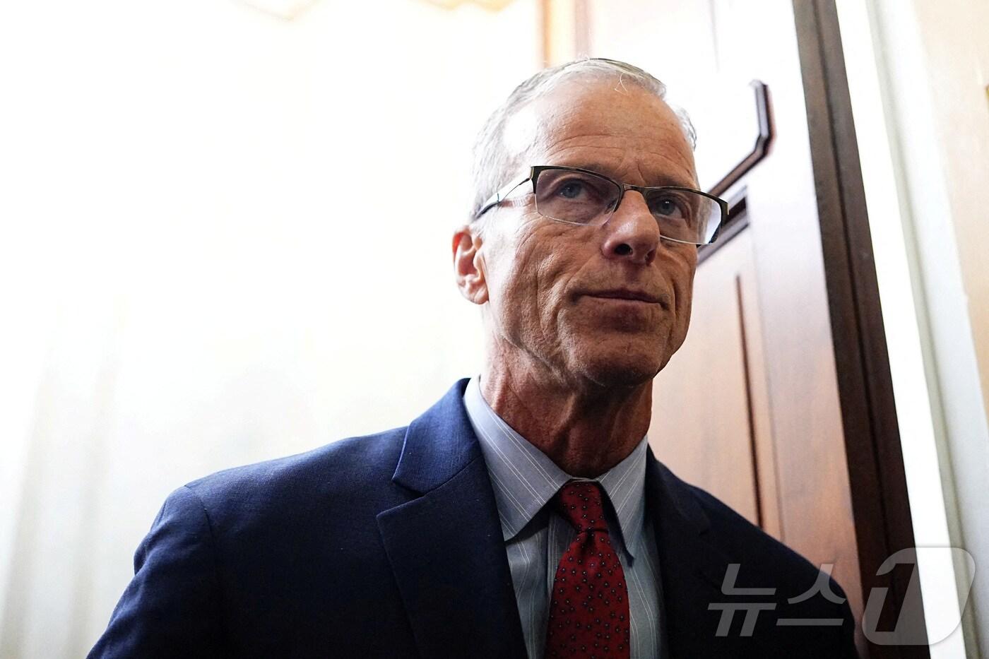 존 슌 미국 상원 공화당 원내대표가 연방정부 셧다운이 40일째를 맞은 9일&#40;현지시간&#41; 임시 예산안 절차 투표를 마친 뒤 투표장을 나서고 있다. 2025.11.9 ⓒ 로이터=뉴스1 ⓒ News1 강민경 기자