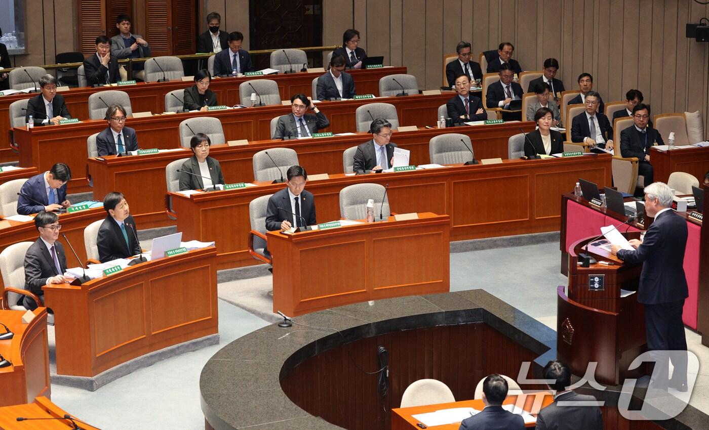 구윤철 경제부총리 겸 기획재정부 장관이 10일 서울 여의도 국회에서 열린 제429회국회&#40;정기회&#41; 예산결산특별위원회 제5차 전체회의에 출석해 의원 질의에 답변하고 있다. 2025.11.10/뉴스1 ⓒ News1 신웅수 기자