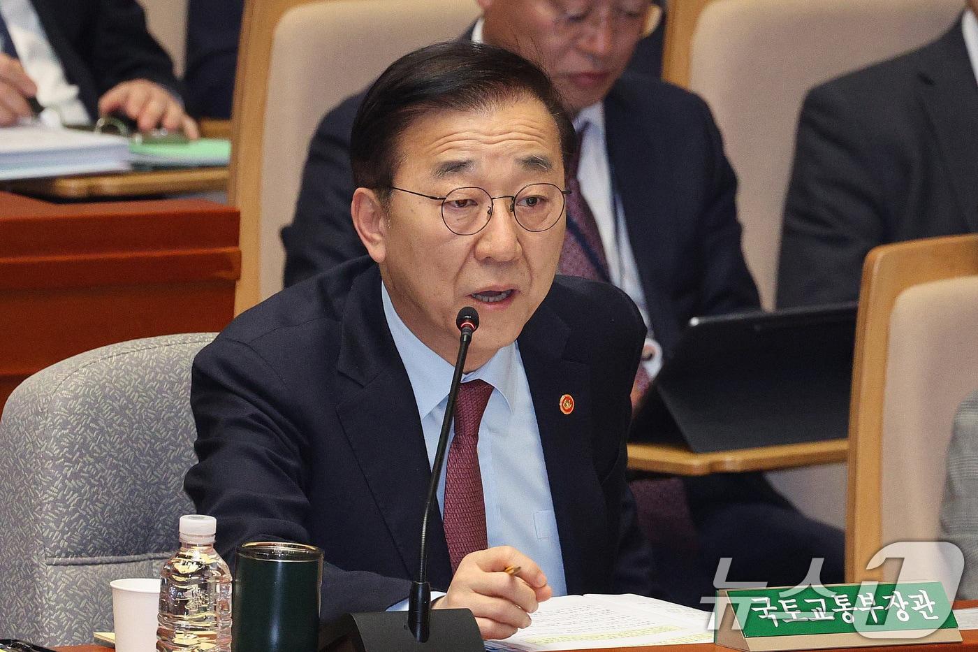 김윤덕 국토교통부 장관이 10일 서울 여의도 국회에서 열린 제429회국회&#40;정기회&#41; 예산결산특별위원회 제5차 전체회의에 출석해 의원 질의에 답변하고 있다. 2025.11.10/뉴스1 ⓒ News1 신웅수 기자