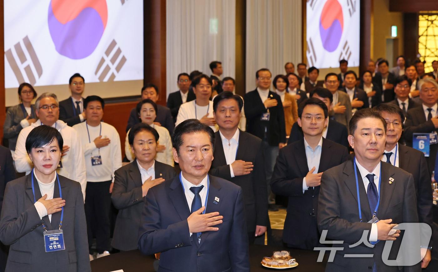 10일 오후 경기 광주 곤지암리조트에서 열린 &#39;2025년 더불어민주당 전국 지역위원장 워크숍&#39;에서 정청래 더불어민주당 대표와 김병기 원내대표 등 지도부가 전국 지역위원장들과 함께 국민의례 하고 있다. 2025.11.10/뉴스1 ⓒ News1 장수영 기자