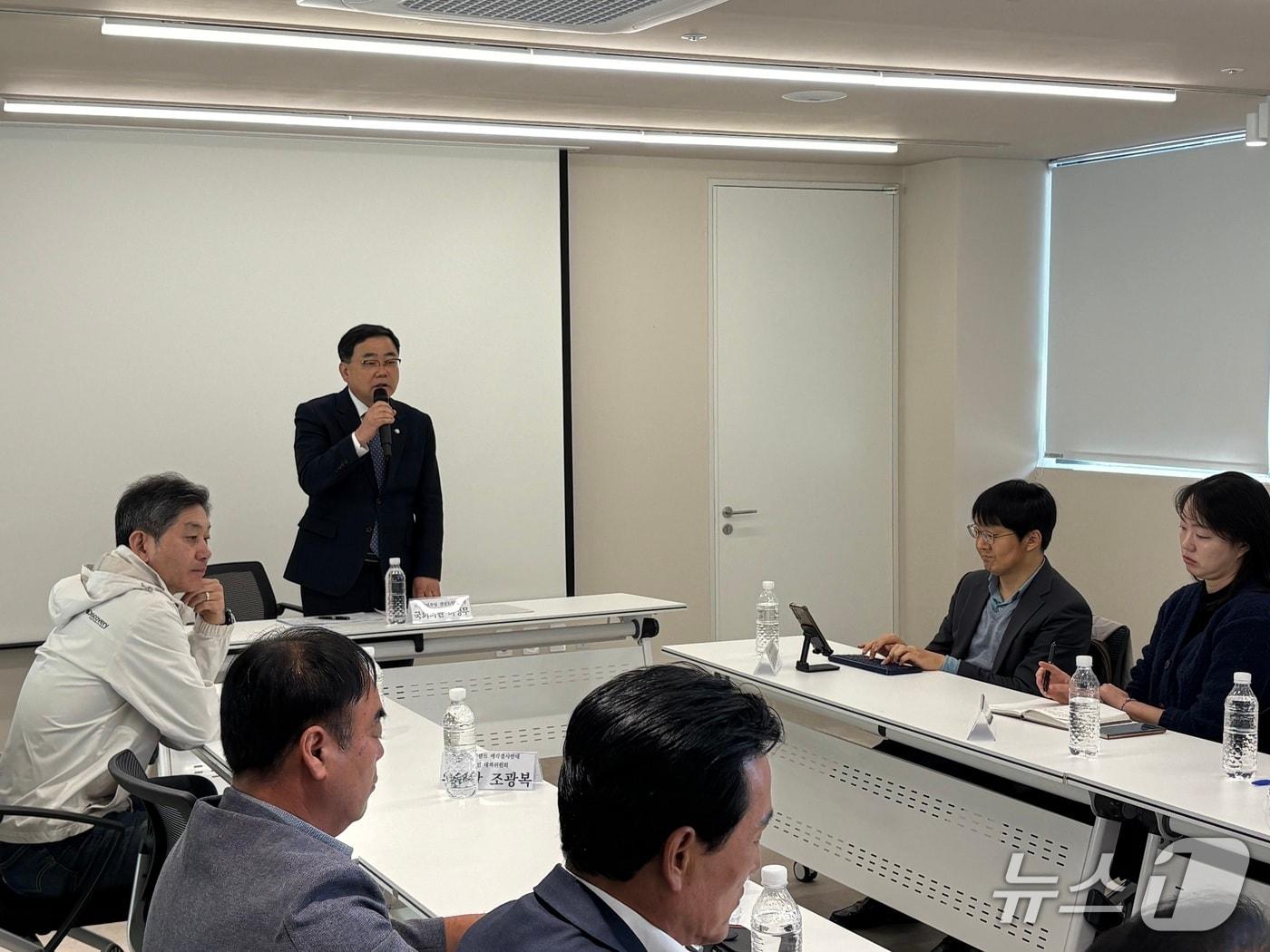 본문 이미지 - 10일 경남 고성군 유스호스텔에서 허성무 국회의원이 SK오션플랜트 매각과 관련한 관계자 간담회를 갖고 있다.2025.11.10/뉴스1 강미영기자