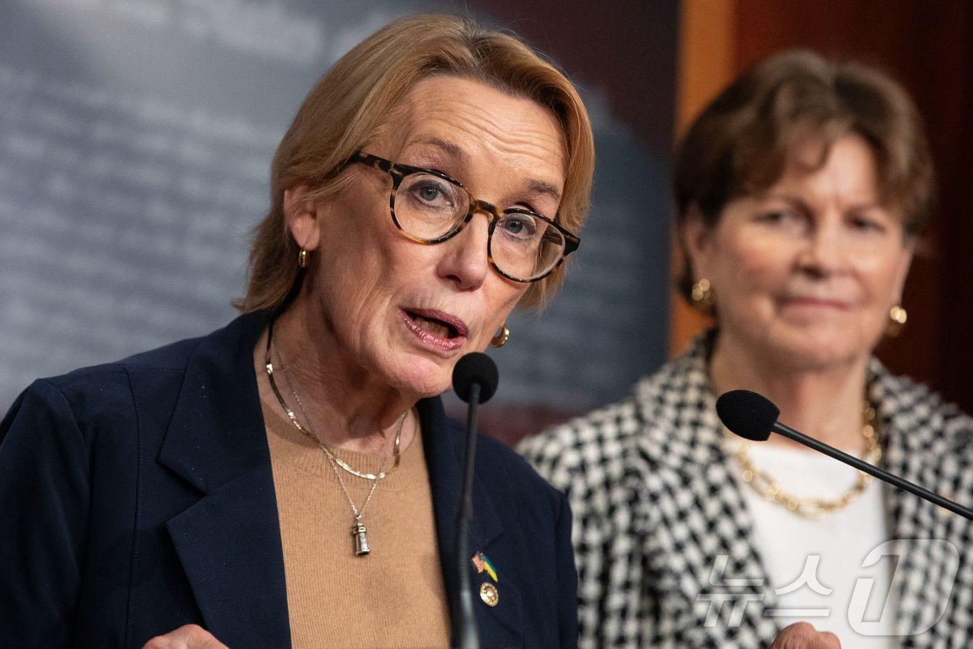 미국 민주당 내 중도파에 속하는 매기 해선 상원의원(뉴햄프셔)이 9일 기자회견에서 발언하고 있다. 2025.11.9 ⓒ AFP=뉴스1 ⓒ News1 강민경 기자