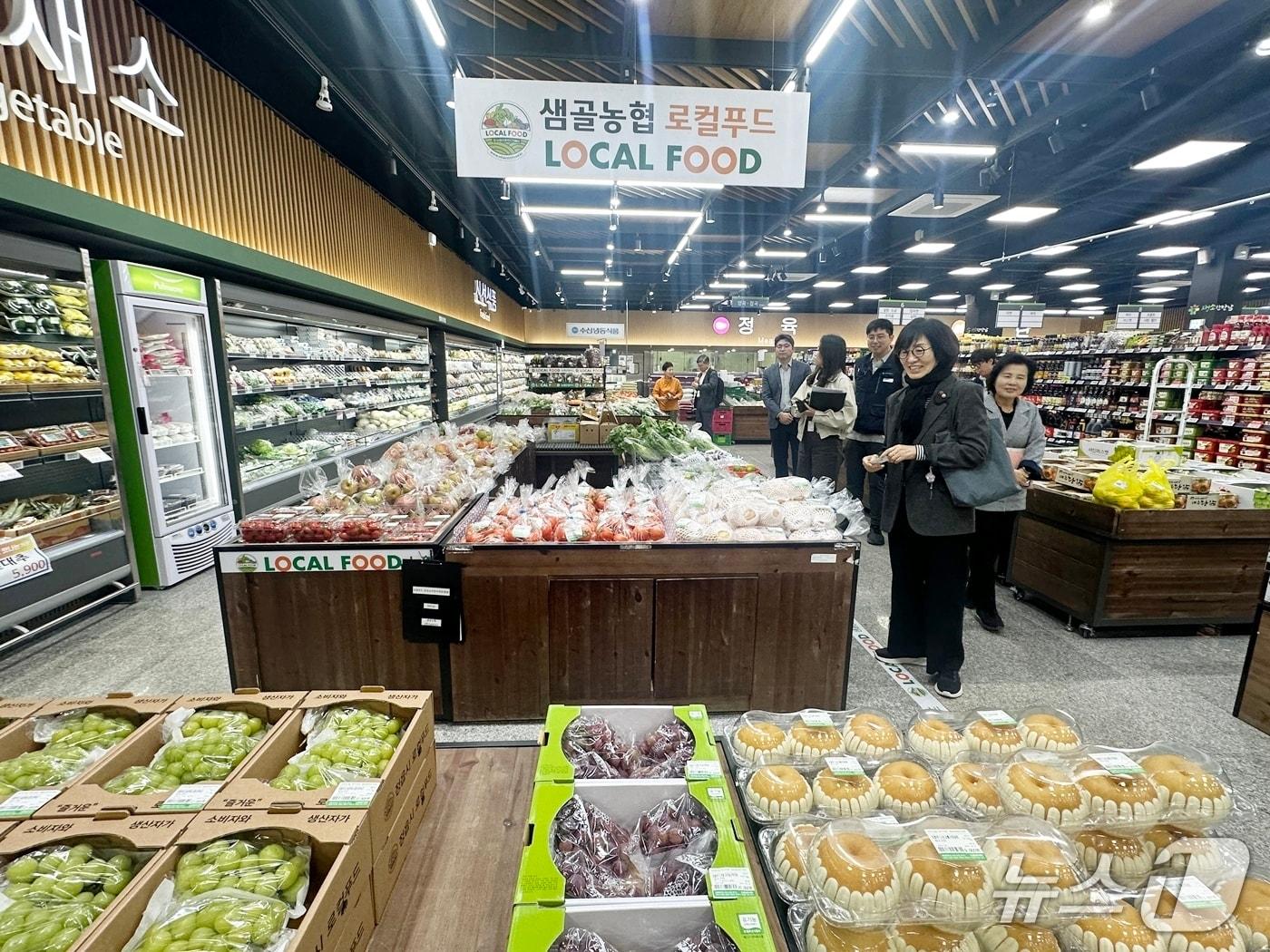 본문 이미지 - 전북도지사 인증 직매장으로 지정된 정읍 샘고을농업협동조합 로컬푸드 직매장 내부 모습.&#40;정읍시 제공. 재판매 및 DB금지&#41;/뉴스1 