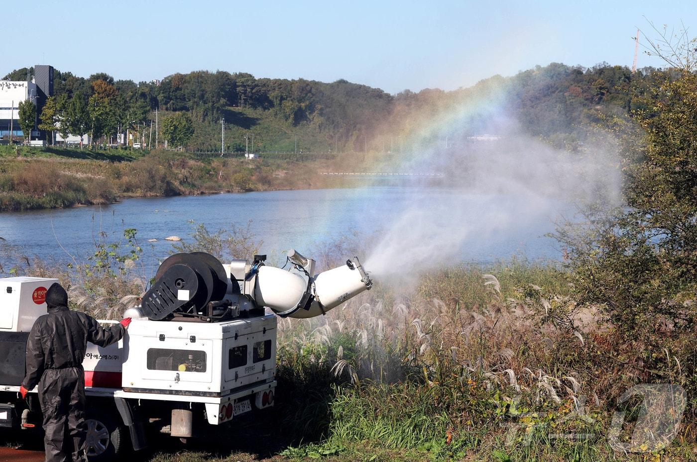 10일 광주 북구 동림동 산동교 친수공원 영산강 일대에서 북구청 동물정책팀 직원들이 철새 도래 시기를 대비해 고병원성 조류인플루엔자&#40;AI&#41; 예방을 위해 방역을 실시하고 있다. &#40;광주 북구 제공. 재판매 및 DB 금지&#41; 2025.11.10/뉴스1 ⓒ News1 박지현 기자