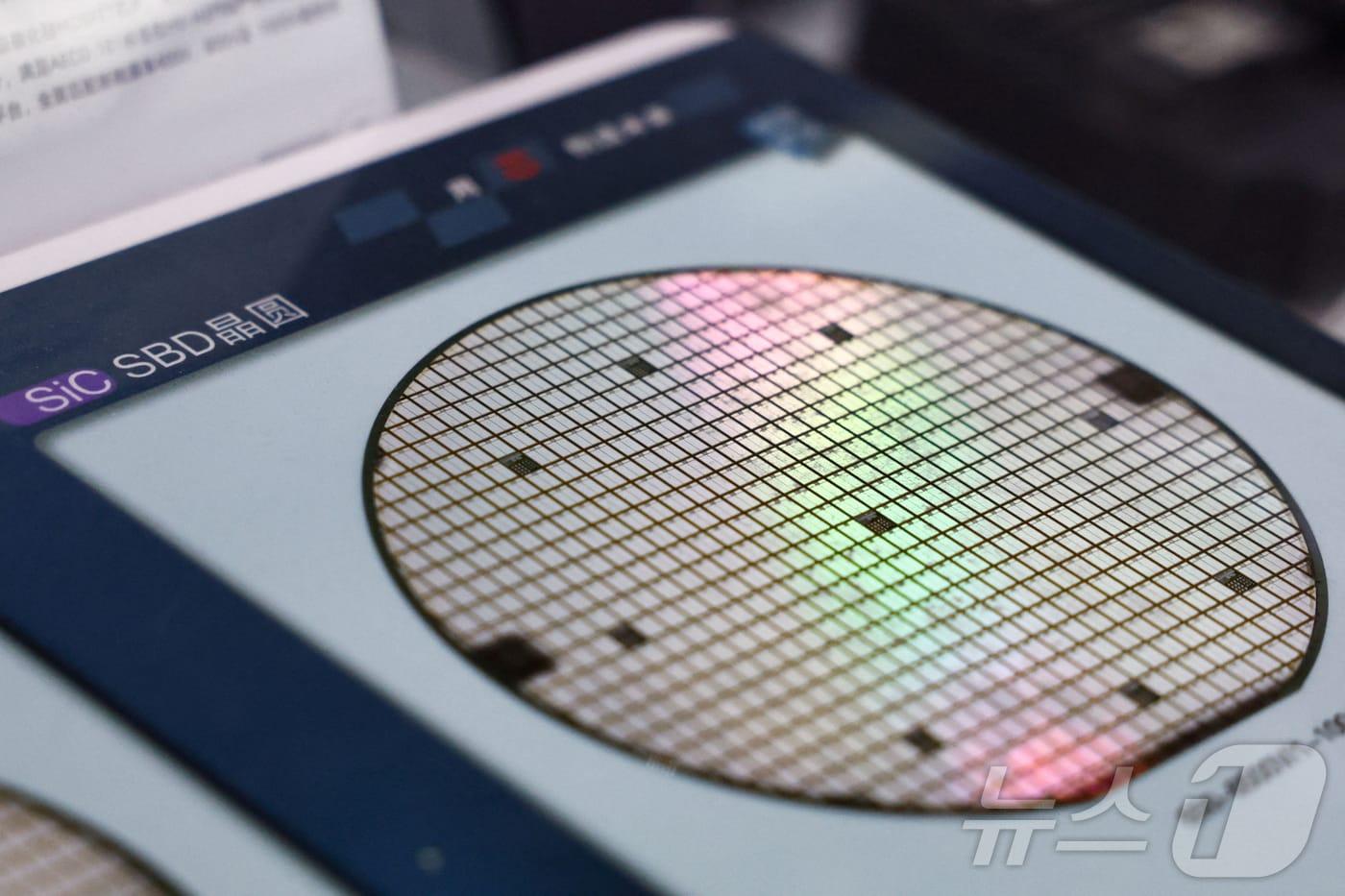 8일 중국 저장성 퉁샹시 우전에서 열린 세계인터넷대회 박람회에서 CETC 부스에 전시된 전기차(EV)용 실리콘 카바이드(SiC) 쇼트키 배리어 다이오드(SBD) 반도체 웨이퍼가 공개됐다. (사진은 기사 내용과 무관함) 2025.11.08. ⓒ 로이터=뉴스1 ⓒ News1 권영미 기자