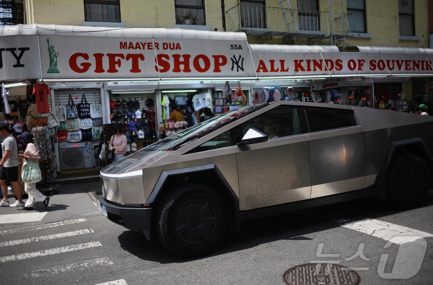  뉴욕시 차이나타운에서 테슬라 사이버트럭이 주행하고 있다.2025.07.05. ⓒ 로이터=뉴스1