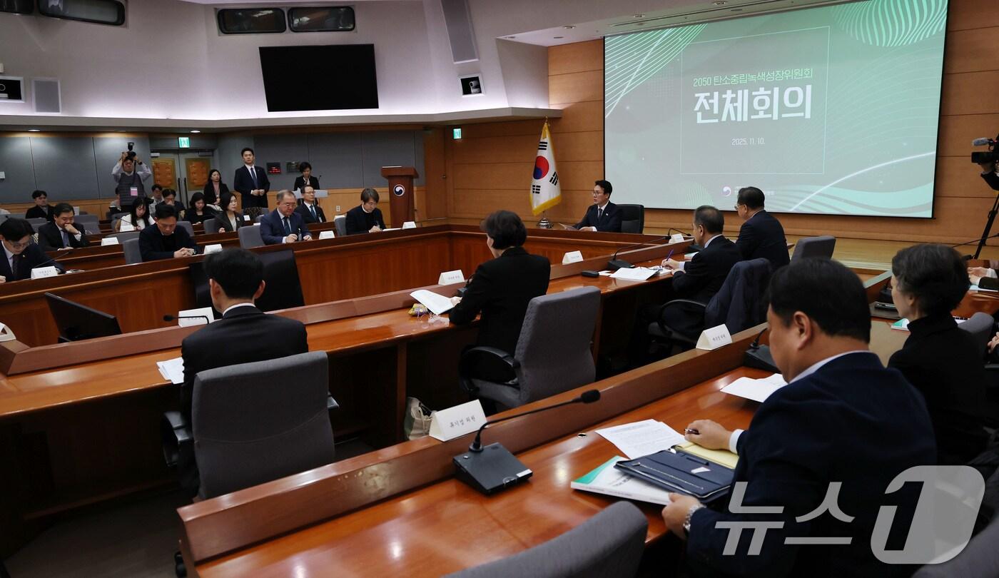 김민석 국무총리가 지난 10일 서울 종로구 정부서울청사 별관 국제회의장에서 열린 2050 탄소중립녹색성장위원회 전체회의에서 발언을 하고 있다. 2025.11.10/뉴스1 ⓒ News1 임세영 기자