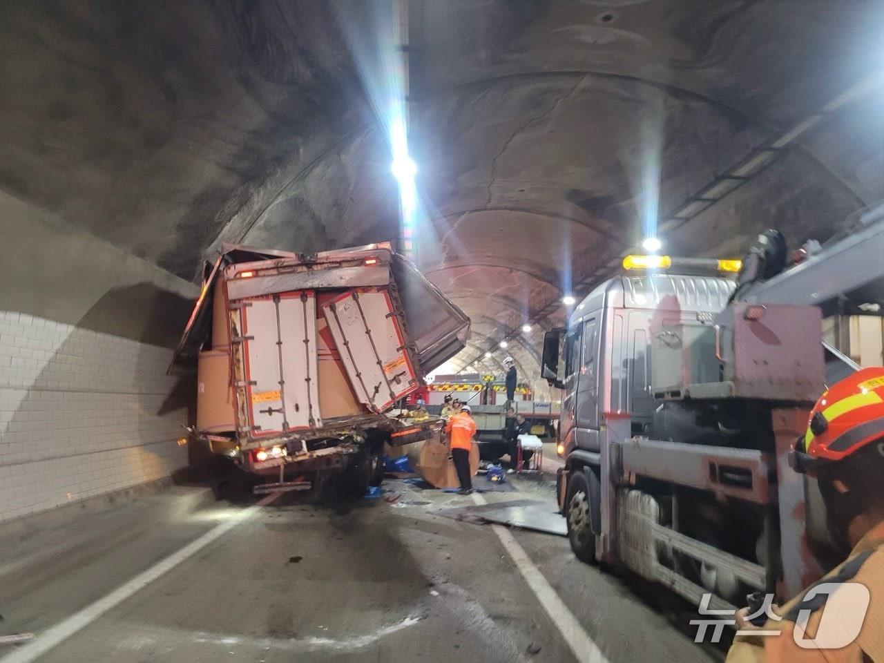 본문 이미지 - 10일 낮 12시 51분쯤 충북 영동군 경부고속도로 하행선 영동1터널에서 25톤 화물차가 앞서가던 24톤 윙바디 차량을 들이받아 2명이 부상을 입었다.&#40;영동소방서 제공. 재판매 및 DB금지&#41;/뉴스1