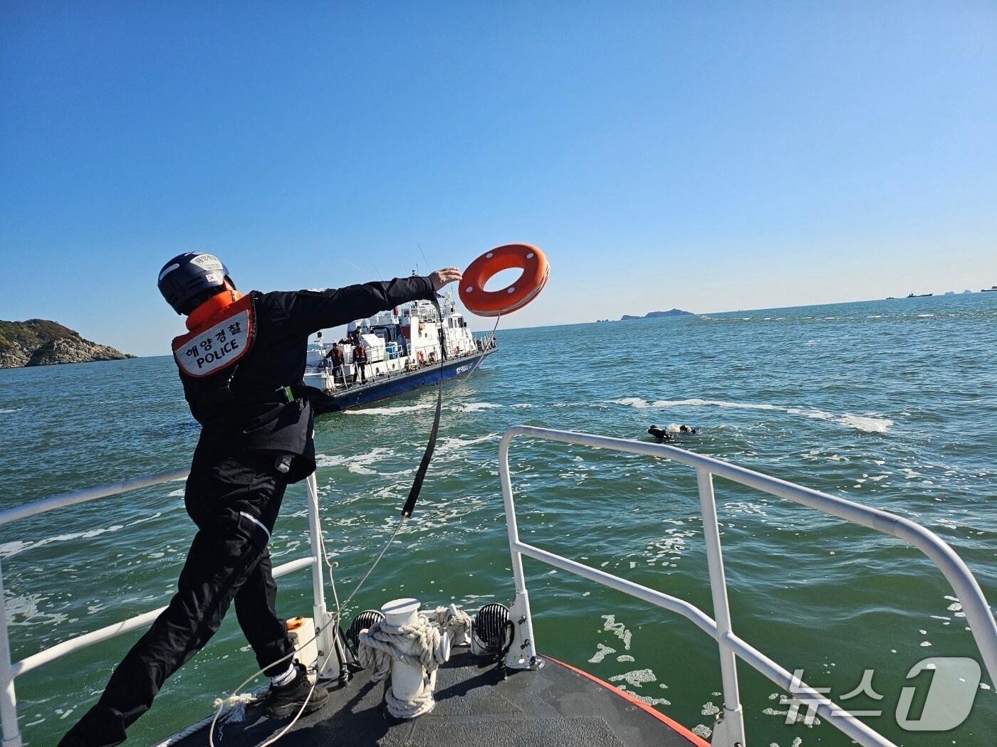 본문 이미지 - 10일 부산 해경이 카이트보드를 타다 표류하던 50대를 구조하고 있다.(부산해경 제공. 재판매 및 DB 금지)