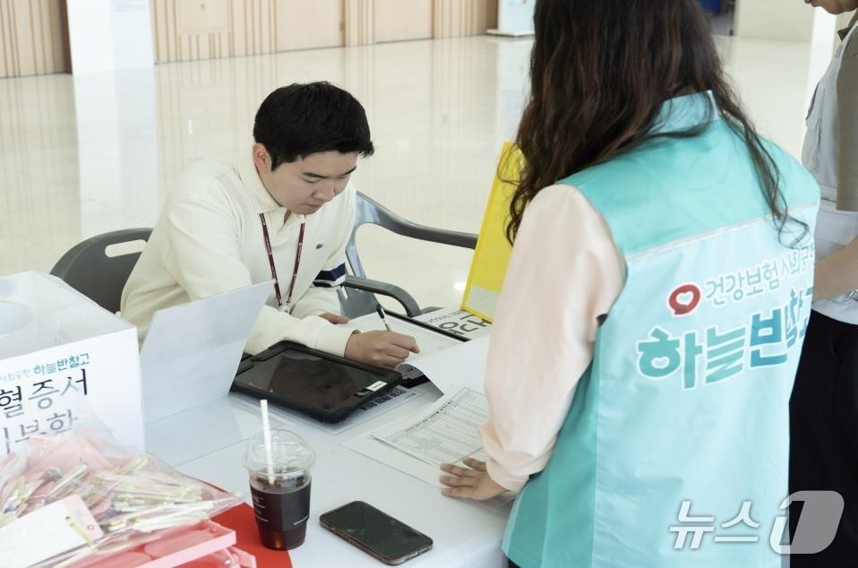 본문 이미지 - 국민건강보험공단은 오는 28일까지 임직원이 자율적으로 참여하는 &#39;헌혈 주간&#39;을 운영하고 있다고 10일 밝혔다.&#40;국민건강보험공단 제공&#41;