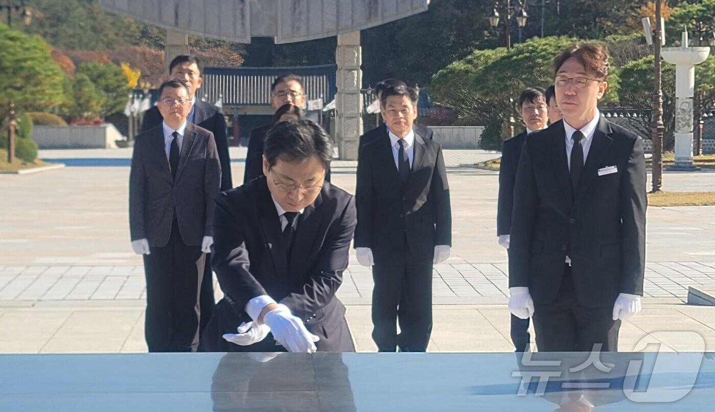 강태일 광주본부세관장이 10일 국립 5·18 민주묘지 참배하고 있다.&#40;광주본부세관 제공, 재배포 및 DB 금지&#41;/뉴스1