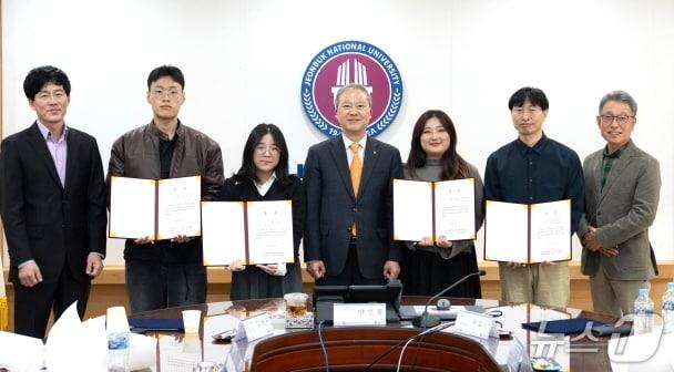 본문 이미지 - &#39;제25회 가람이병기청년시문학상·최명희청년소설문학상&#39; 수상식 모습.&#40;전북대 제공, 재판매 및 DB 금지&#41;/뉴스1