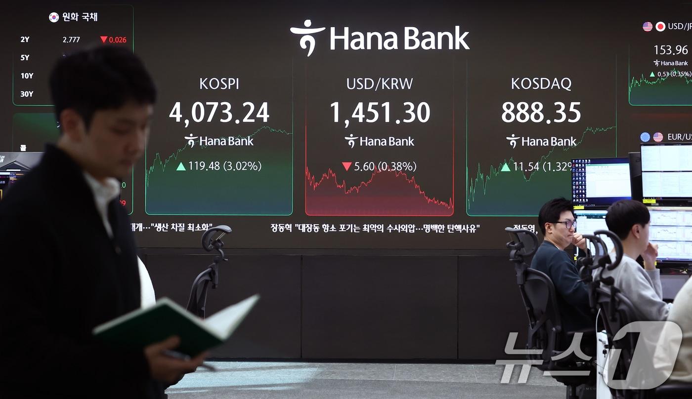 코스피지수가 3% 이상 오르며 4070선을 회복한 10일 오후 서울 중구 하나은행 본점 딜링룸 전광판에 종가가 나오고 있다. 2025.11.10/뉴스1 ⓒ News1 김민지 기자