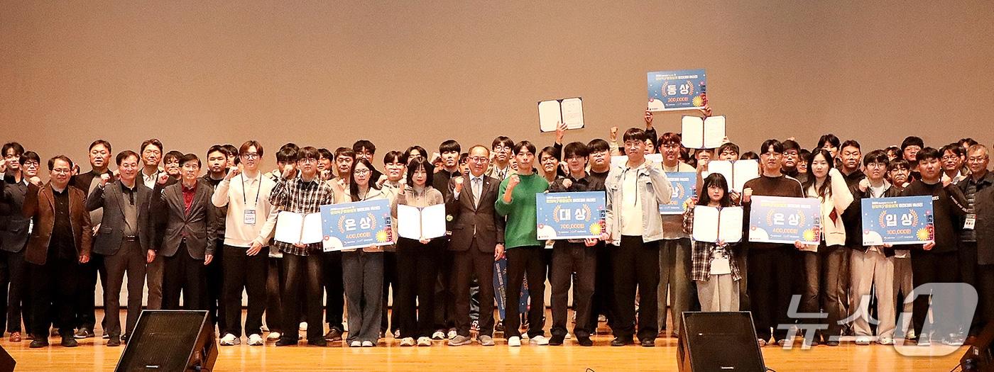 영남이공대에서 열린 &#39;창의적 종합설계 경진대회&#39;에 참가한 학생들이 기념촬영하는 모습. &#40;영남이공대 제공. 재판매 및 DB금지&#41;