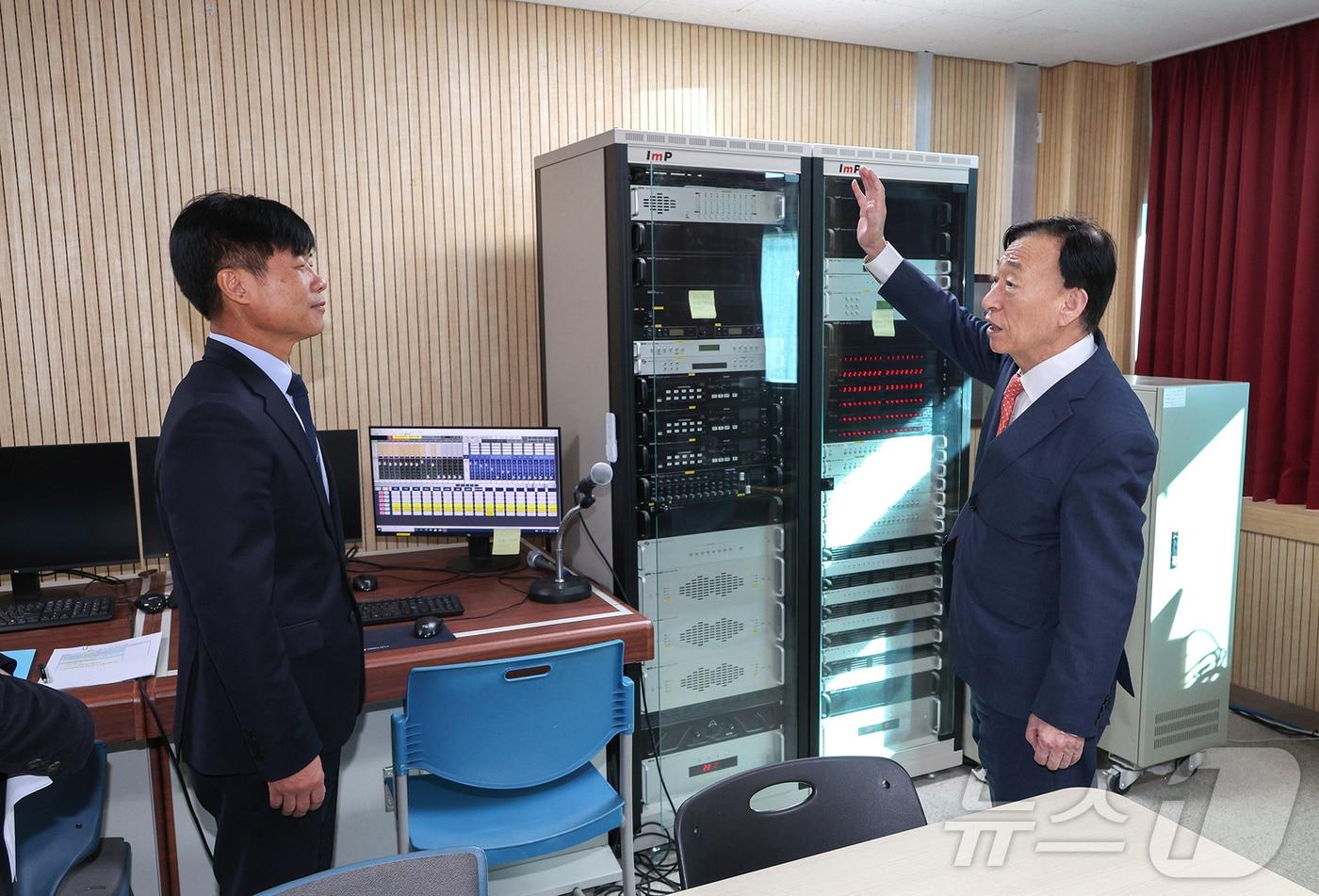 설동호 대전시교육감은 10일 유성고등학교를 방문하여 2026학년도 대학수학능력시험 시행을 앞두고 시험장 준비 상황을 최종 점검하며 현장 관계자들을 격려했다. 대전시험지구에서는 2026학년도 대학수학능력시험에 총 16,131명이 응시하며, 대전시교육청은 관내 35개 시험장 590개 시험실에서 차질 없는 시험 진행을 위해 총력을 기울이고 있다. 이번 수능에는 재학생 11,312명, 졸업생 4,096명, 검정고시 출신 및 기타 학력 인정자 723명이 응시하며, 수험생 개개인이 준비한 역량을 온전히 발휘할 수 있는 최적의 시험 환경 조성에 만전을 기하고 있다. (대전시교육청 제공. 재판매 및 DB금지) 2025.11.10/뉴스1 ⓒ News1 이동원 기자