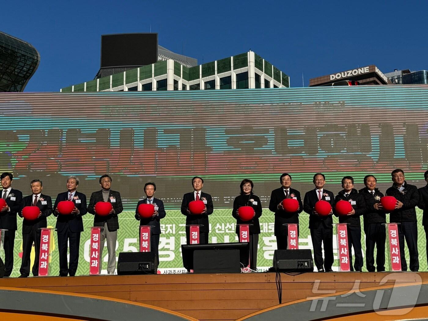 본문 이미지 - 경북도는 10~12일 서울시청 광장에서 ‘2025 경북사과 홍보행사’를 열고, 수도권 소비자들에게 경북 사과의 맛과 품질을 알린다.&#40;경북도 제공. 재판매 및 DB금지&#41;/뉴스1