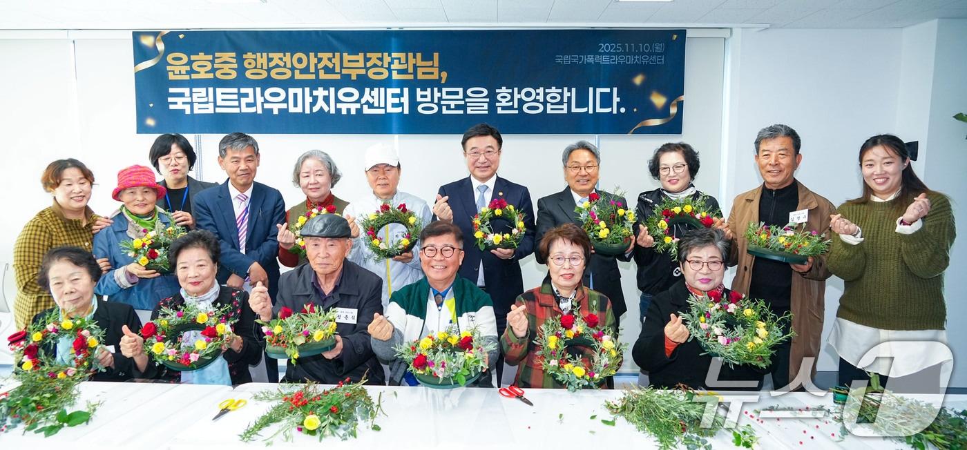 윤호중 행정안전부 장관과 강기정 광주시장이 10일 오전 서구 화정동 국립트라우마치유센터를 찾아 유가족·피해자와 간담회를 마친 뒤 기념촬영을 하고 있다.&#40;광주시 제공. 재판매 및 DB 금지&#41; 2025.11.10/뉴스1 