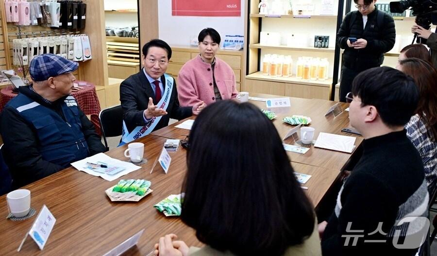 본문 이미지 - 유정복 인천시장이 10일 예술회관역 천원택배 집화센터에서 소상공인 천원택배 배송량 100만 돌파 및 2단계 사업 확대시행을 맞아 소상공인, 관계자들과 간담회를 갖고 있다. &#40;인천시 제공.재판매 및 DB금지&#41;