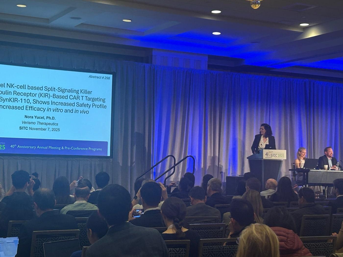 본문 이미지 -  베리스모 테라퓨틱스의 수석 과학자 노라 유셀&#40;Nora Yucel&#41; 박사가 지난 7~9일 미국 메릴랜드에서 개최된 &#39;SITC 2025&#39; 구두발표 세션에서 &#39;SynKIR-110&#39;의 전임상 데이터에 대해 발표하고 있다. &#40;HLB이노베이션 제공&#41;