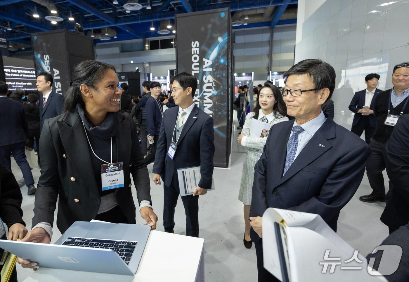 한국무역협회가 코엑스, DMK글로벌과 공동으로 개최한 &#39;AI 서밋 서울 앤 엑스포 2025&#39;에서 윤진식 한국무역협회 회장&#40;오른쪽&#41;이 참가기업 부스를 둘러보고 있다. &#40;KITA 제공&#41;