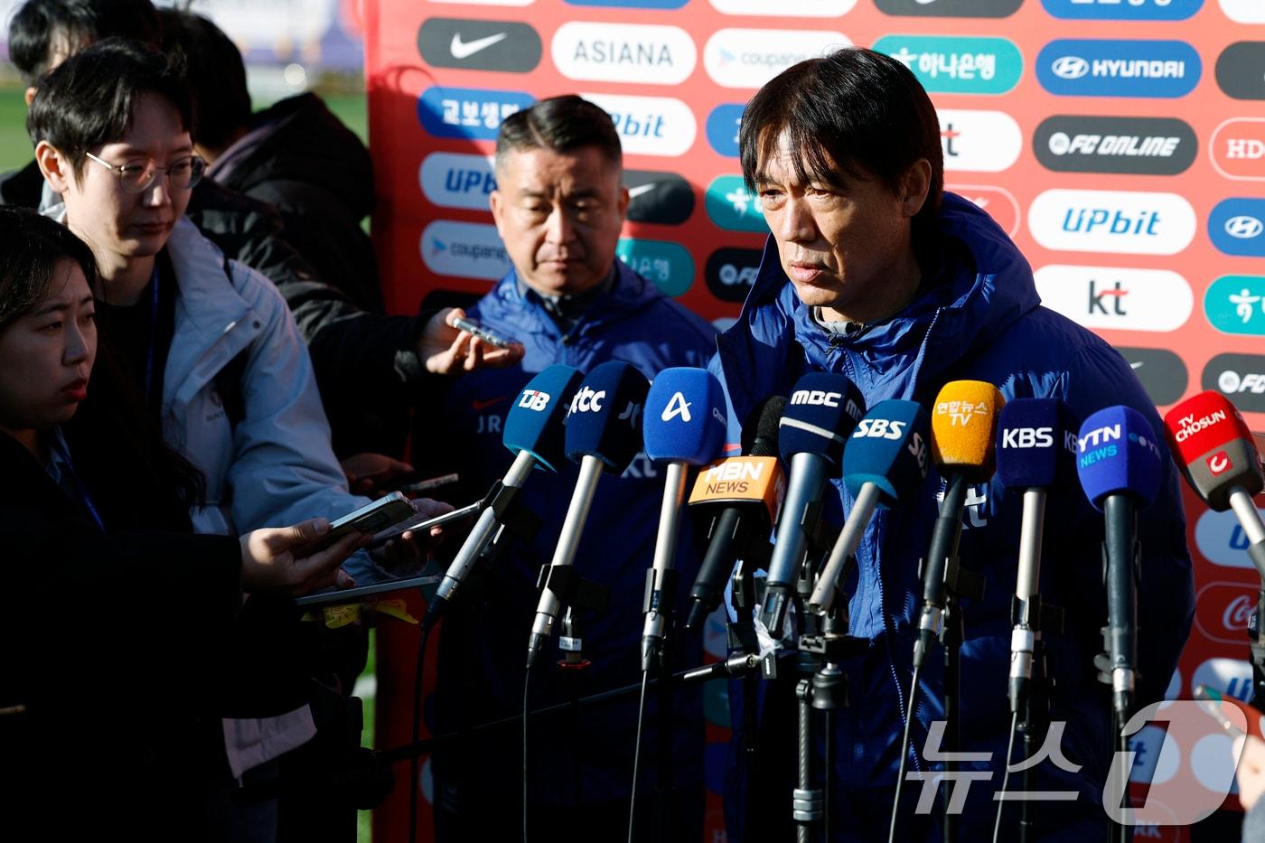 홍명보 축구대표팀 감독이 10일 충남 천안시 서북구 대한민국축구종합센터 하이브리드잔디 훈련장에서 훈련 전 인터뷰를 하고 있다.2025.11.10/뉴스1 ⓒ News1 박정호 기자