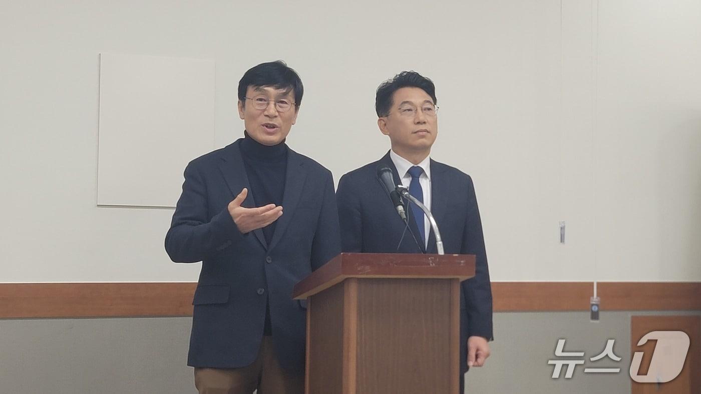 이장섭 전 국회의원&#40;왼쪽&#41;과 허창원 전 충북도의원이 10일 청주시청에서 기자회견을 열고 청주시외버스터미널 매각을 반대하고 있다.2025.11.10./뉴스1 임양규 기자