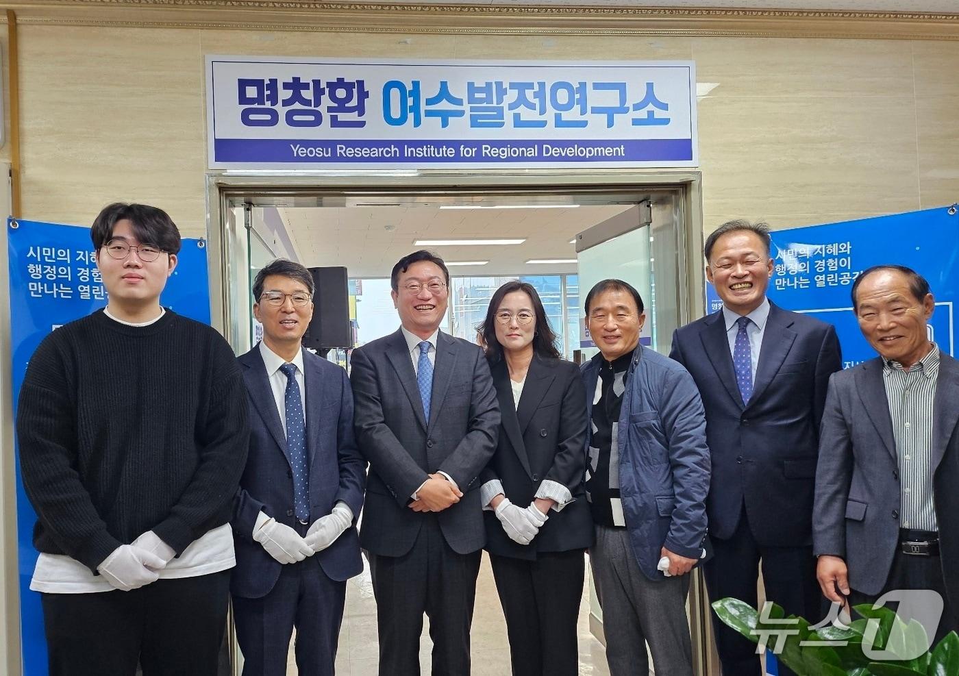 명창환 전 전남도 행정부지사가 지난 8일 '명창환 여수발전 연구소' 개소식을 개최하고 기념사진을 촬영하고 있다. (명창환여수발전연구소 제공. 재판매 및 DB금지)