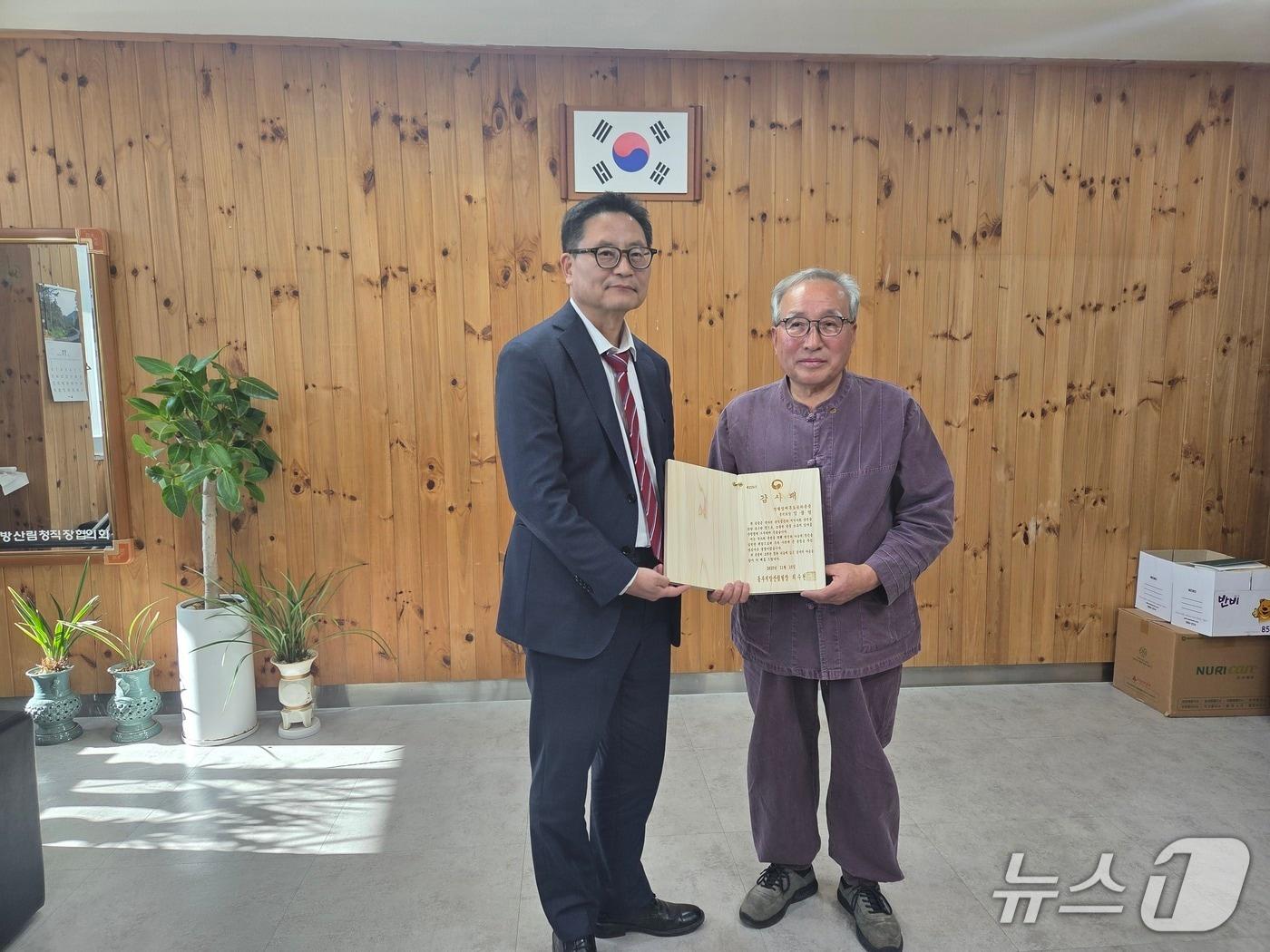 본문 이미지 - 최수천 동부지방산림청장&#40;왼쪽&#41;이 10일 강원 영월군 영월국유림관리소에서 최근 가문 소유 산림을 국가에 기부 채납한 영월엄씨훈도공파 엄풍열 종중 대표에게 감사패를 전달하고 기념사진을 찍고 있다.&#40;동부지방산림청 제공, 재판매 및 DB 금지&#41; 2025.11.10/뉴스1