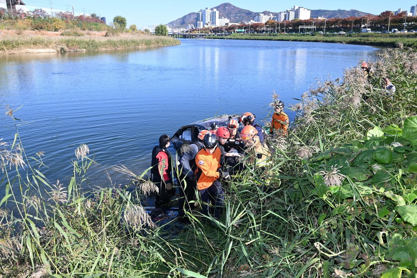 10일 오전 서울시 성동구에서 소방 대원들이 중랑천에 빠진 차량 내부에 갇힌 탑승자를 구조하고 있다. 2025.11.10/&#40;성동소방 제공&#41;