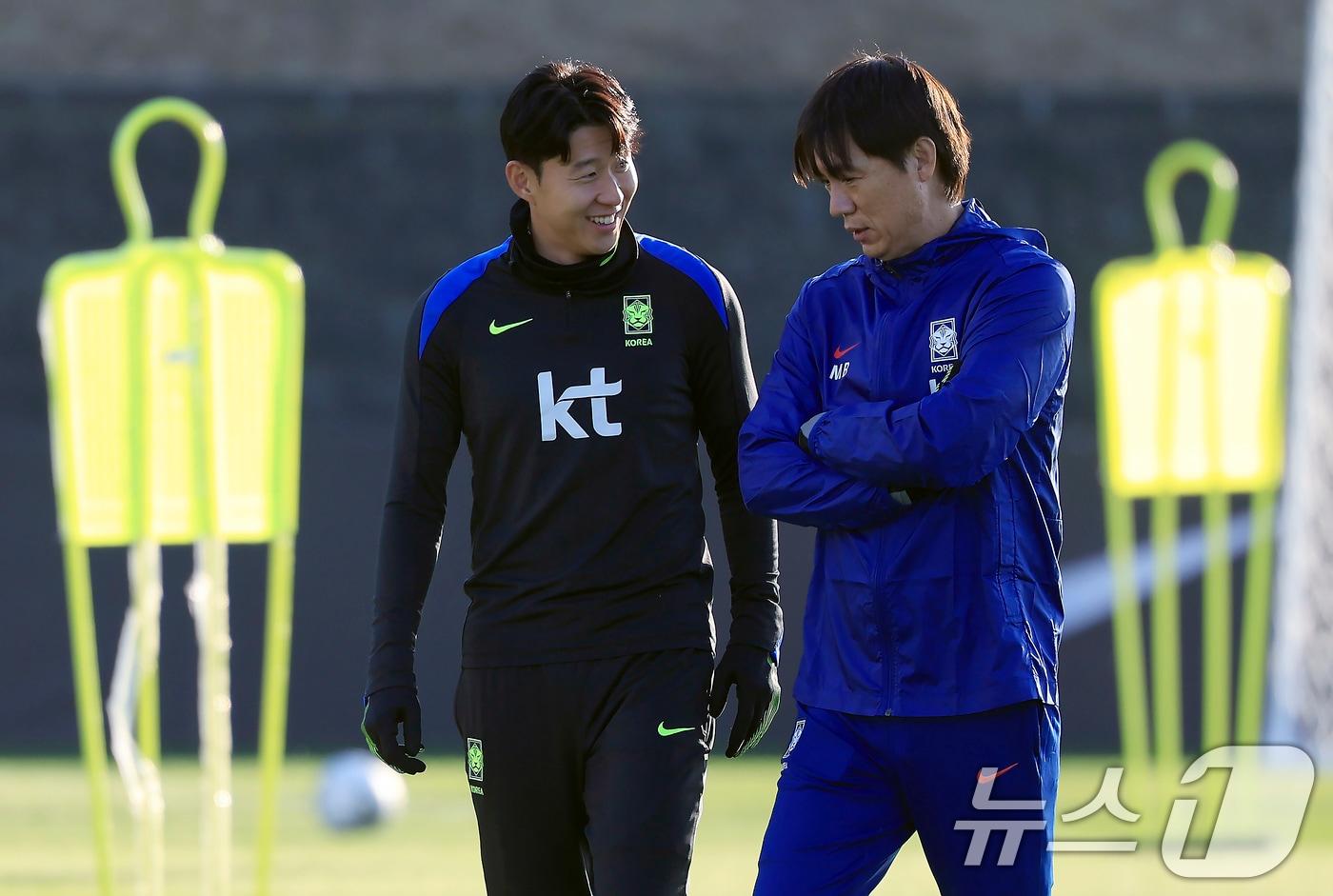 대한민국 축구 국가대표팀 홍명보 감독과 손흥민이 10일 충남 천안시 서북구 대한민국축구종합센터 하이브리드잔디 훈련장에서 훈련에 앞서 대화를 나누고 있다. ⓒ News1 박정호 기자