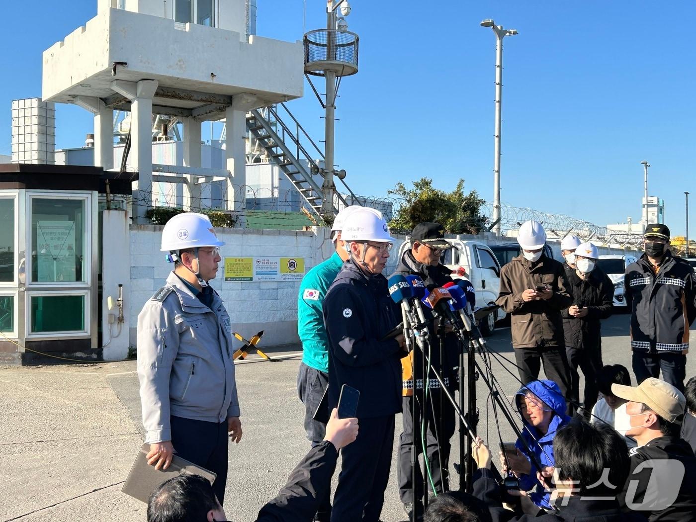 본문 이미지 - 오영민 고용노동부 안전보건감독국장이 10일 울산화력 후문에서 브리핑하고 있다. 2025.11.10/뉴스1ⓒ 뉴스1 박정현 기자