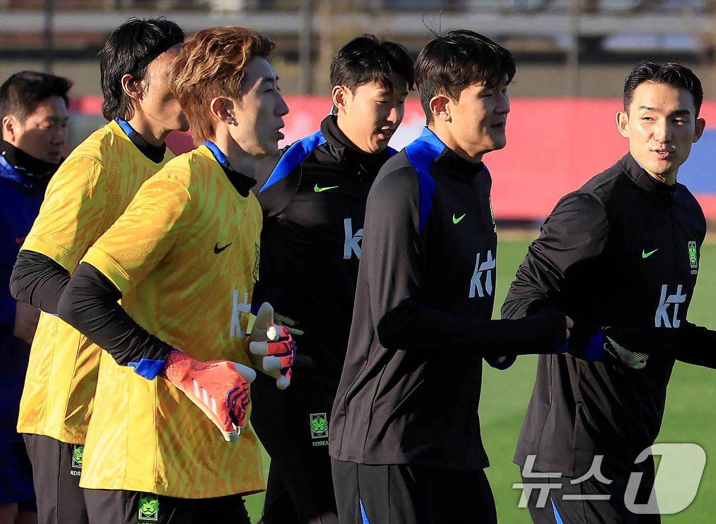 본문 이미지 - 대한민국 축구 국가대표팀 선수들이 10일 충남 천안시 서북구 대한민국축구종합센터 하이브리드잔디 훈련장에서 훈련을 하고 있다. 2025.11.10/뉴스1 ⓒ News1 박정호 기자