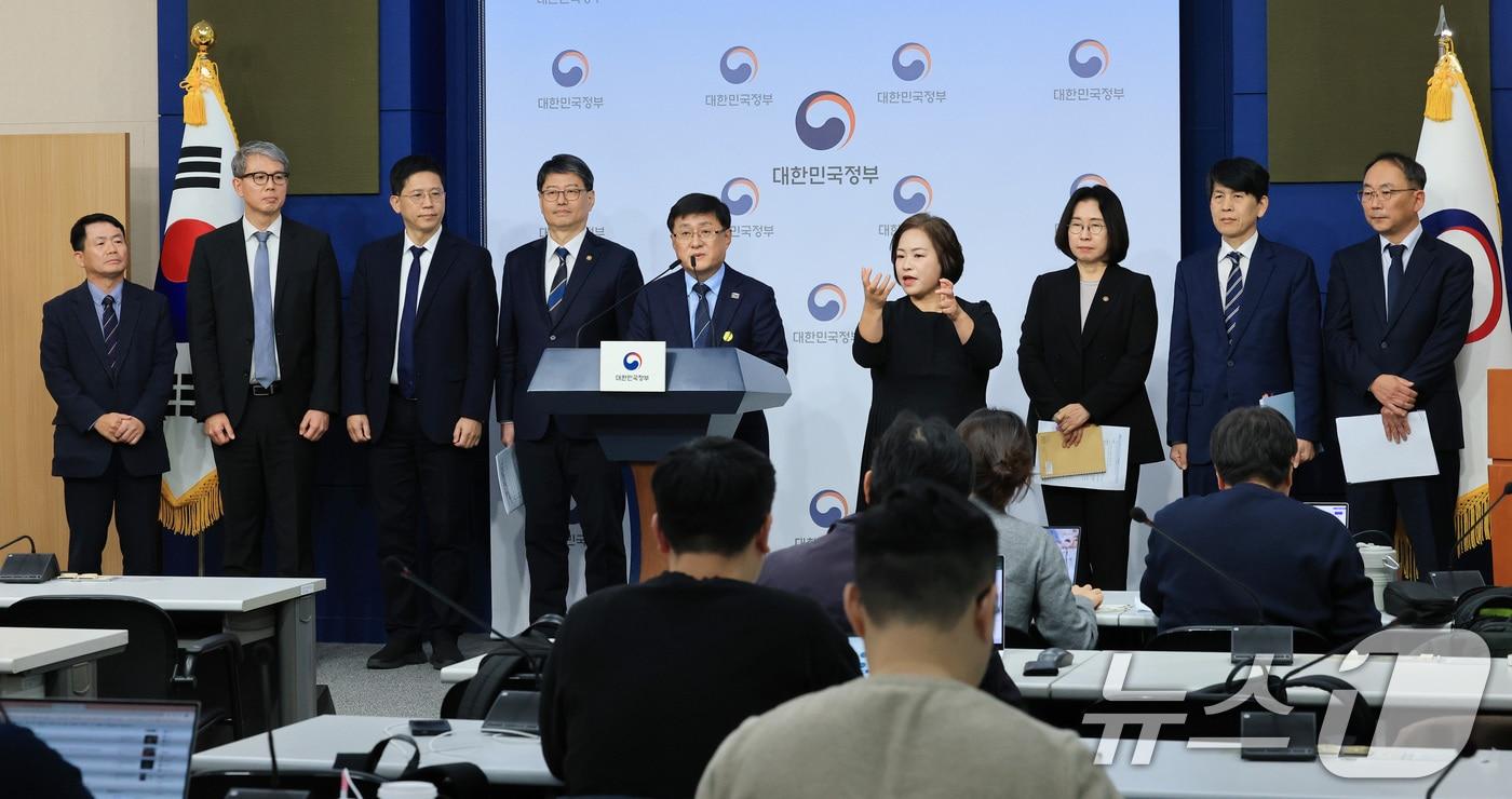 본문 이미지 - 김성환 기후에너지환경부 장관이 서울 종로구 정부서울청사 별관 브리핑실에서 2035 국가온실가스 감축목표 및 제4차 계획기간 배출권 할당계획을 발표하고 있다. 2025.11.10 ⓒ 뉴스1 임세영 기자