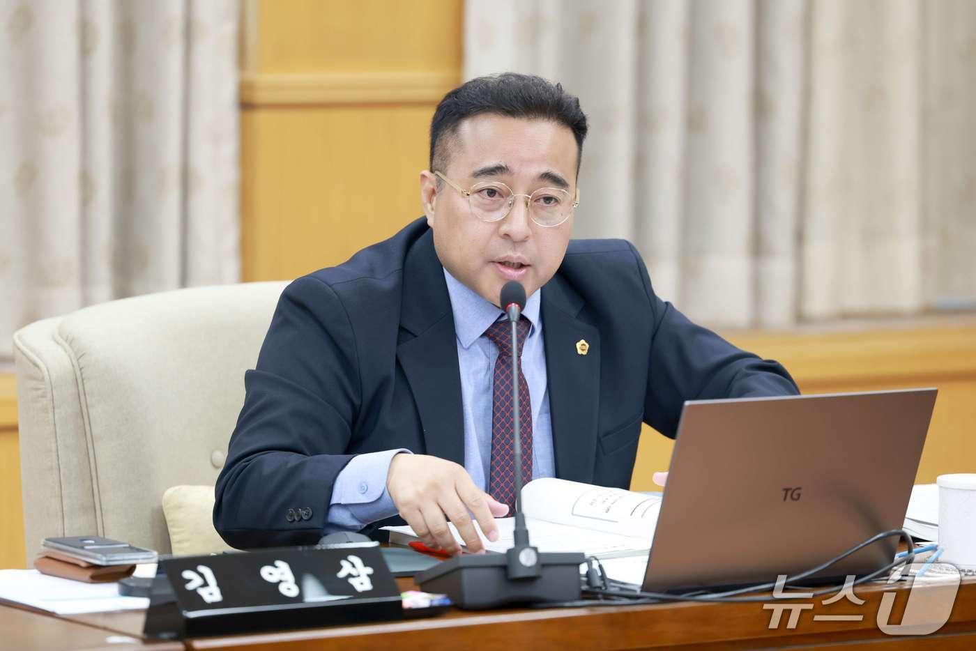 김영삼 대전시의원이 10일 기업지원국에 대한 행정사무감사에서 질의를 하고 있다. &#40;시의회 제공&#41; / 뉴스1