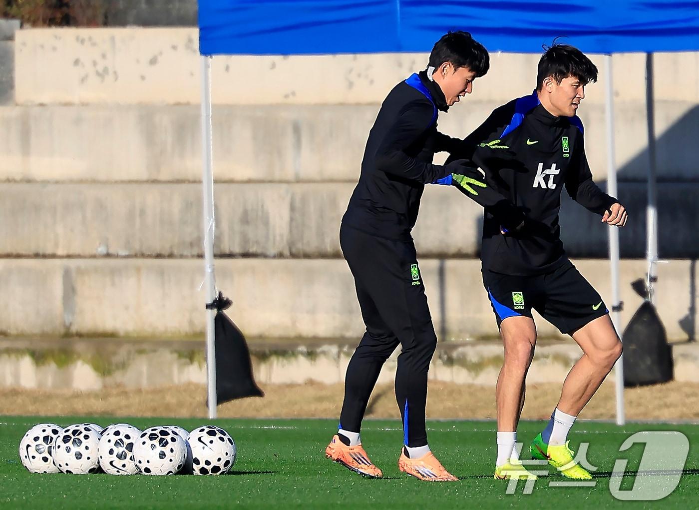 본문 이미지 - 대한민국 축구 국가대표팀 손흥민과 김민재가 10일 충남 천안시 서북구 대한민국축구종합센터 하이브리드잔디 훈련장에서 훈련을 하고 있다. 홍명보 감독이 이끄는 축구대표팀은 오는 14일 대전월드컵경기장에서 볼리비아와, 18일 서울월드컵경기장에서 가나와 11월 A매치 친선경기를 갖는다. 2025.11.10/뉴스1 ⓒ News1 박정호 기자