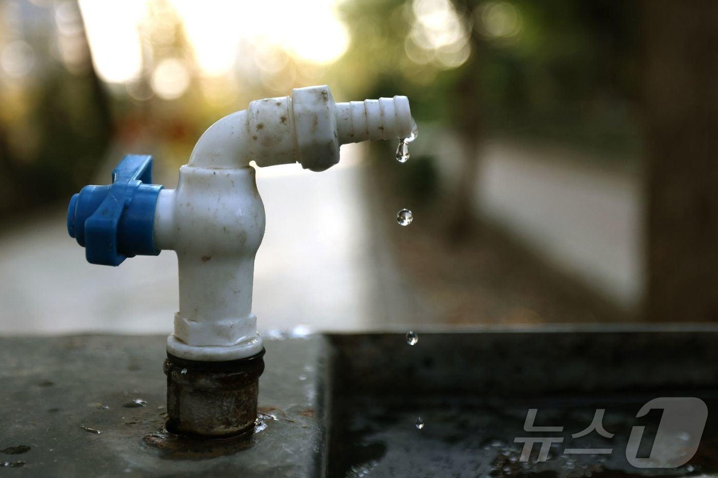 이란이 극심한 물 부족을 겪는 가운데 테헤란의 멜랏 공원의 수도꼭지에서 9일&#40;현지시간&#41; 물이 한 방울씩 떨어지고 있다. 2025.11.9./뉴스1 ⓒ AFP=뉴스1 ⓒ News1 이창규 기자