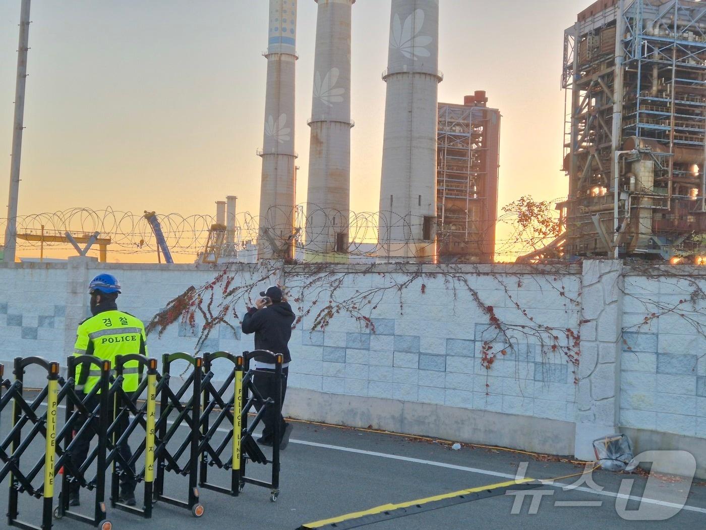 본문 이미지 - 지난 6일 붕괴된 울산화력발전소 보일러타워 5호기 매몰자 4명 구조를 위해 인근의 4· 6호기 발파 해체가 결정된 가운데 10일 경찰이 발파에 앞서 도로를 통제하고 있다. 2025.11.10/뉴스1 ⓒ News1 박정현 기자
