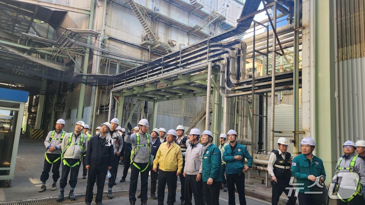 경남도가 10일 고성군 한국남동발전 삼천포발전본부를 찾아 2021년 4월 폐쇄된 삼천포 1·2호기를 점검하고 있다.&#40;경남도 제공. 재판매 및 DB금지&#41;