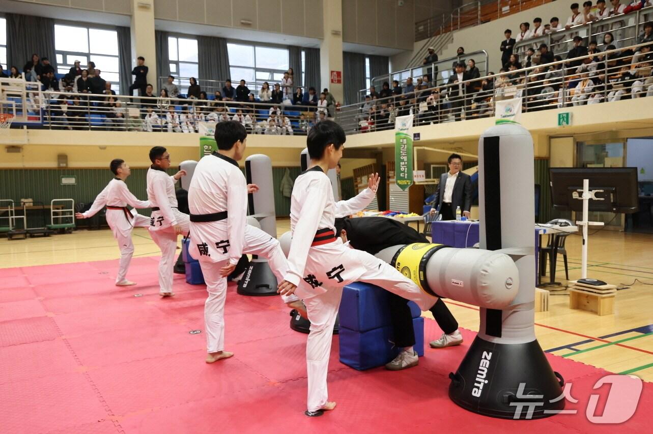 본문 이미지 - 중국 후베이성 셴닝시 태권도 대표단. &#40;의왕시 제공. 재판매 및 DB 금지&#41; 2025.11.10/뉴스1