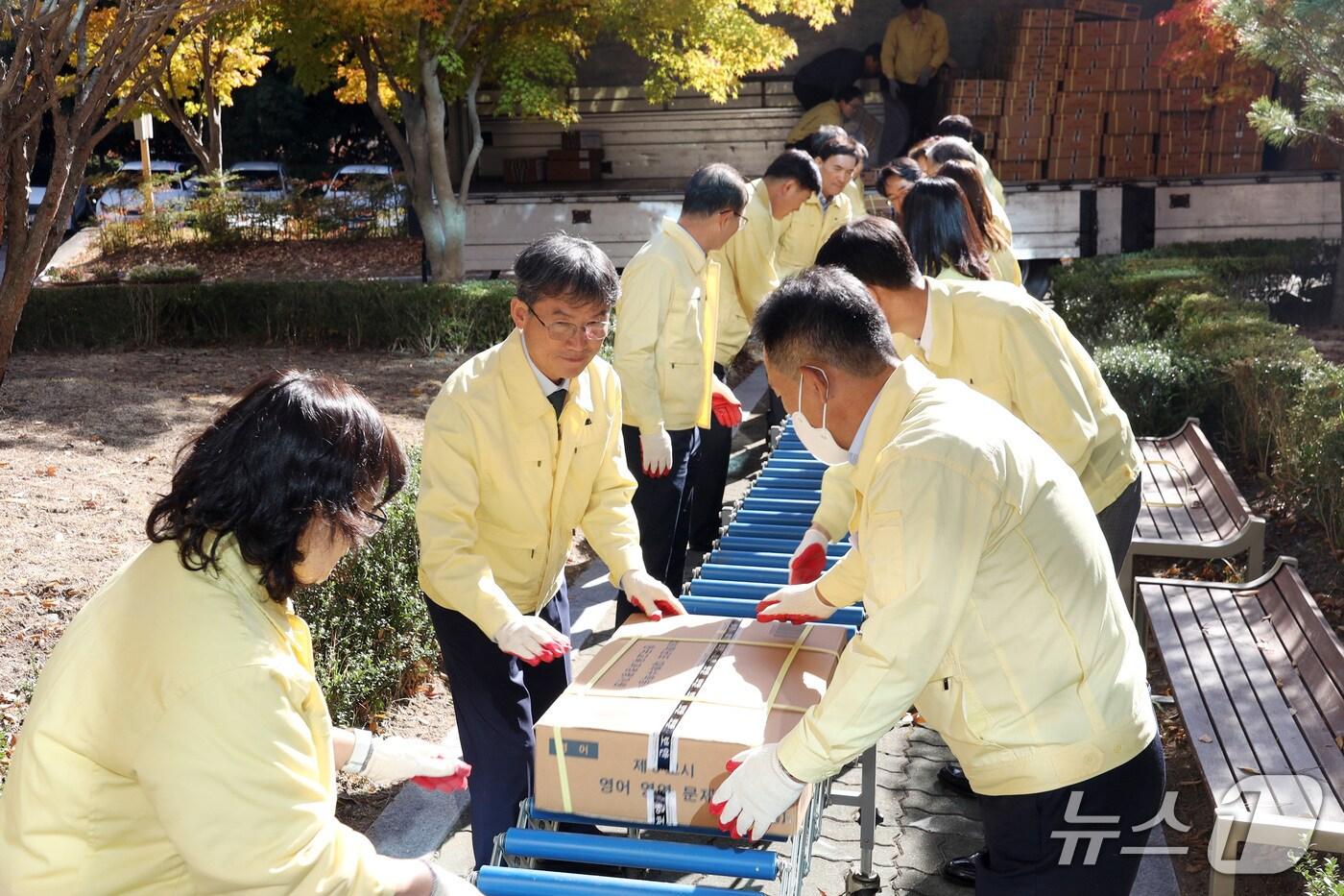 천창수 울산교육감이 10일 울산교육청에서 수능 문답지를 옮기고 있다. (울산시교육청 제공. 재판매 및 DB 금지) /뉴스1