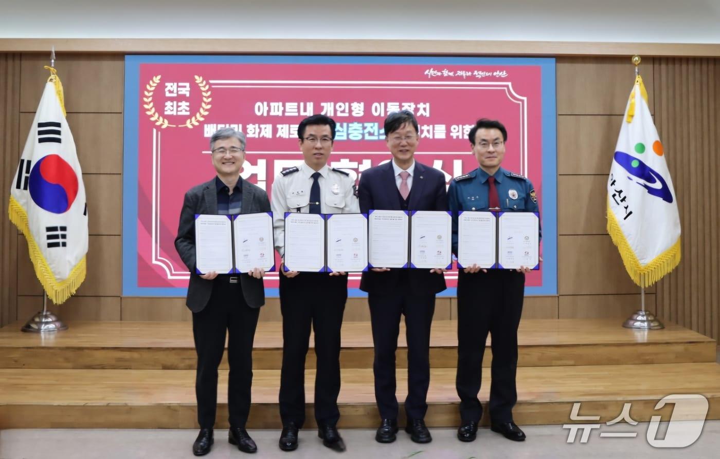 박정훈 경기 안산소방서장&#40;왼쪽 두 번째&#41;이 10일  이민근 안산시장&#40;오른쪽 두 번째&#41;, 이강석 안산단원경찰서장 등 유관기관 관계자와 업무협약을 맺고 기념촬영을 하고 있다. &#40;안산소방서 제공. 재판매 및 DB 금지&#41; 2025.11.10/뉴스1