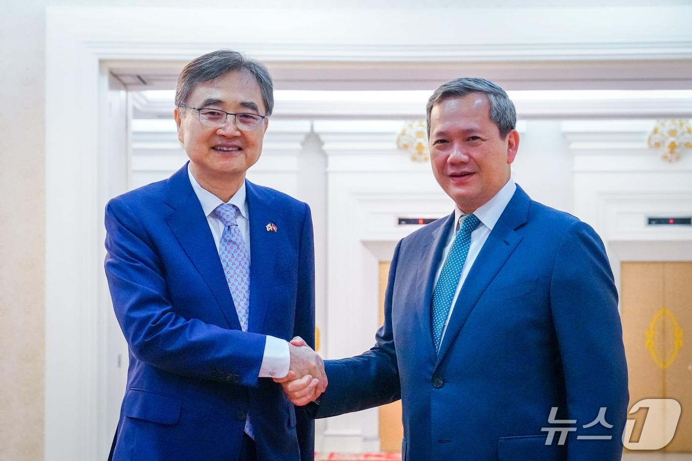 조현 외교부 장관은 10일 캄보디아 프놈펜을 방문해 훈 마넷 캄보디아 총리를 예방했다. 2025.11.10. &#40;외교부 제공&#41;  