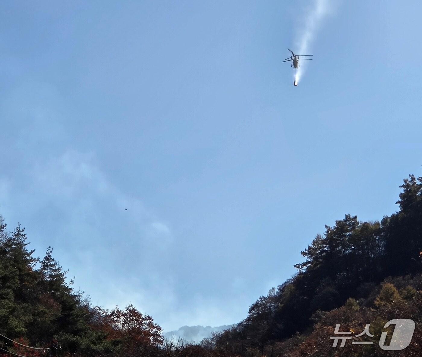 본문 이미지 - 10일 오전 충북 괴산군에서 산불이 발생해 헬기가 진화작업을 벌이고 있다.&#40;괴산소방서 제공, 재판매 및 DB금지&#41;/뉴스1