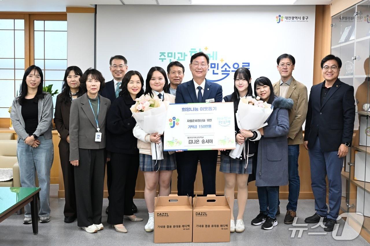 본문 이미지 - 대전외고 학생들이 굿즈판매 수익금을 중구 자립준비청년을 위해 기탁했다.&#40;중구 제공. 재판매 및 DB금지&#41;/뉴스1