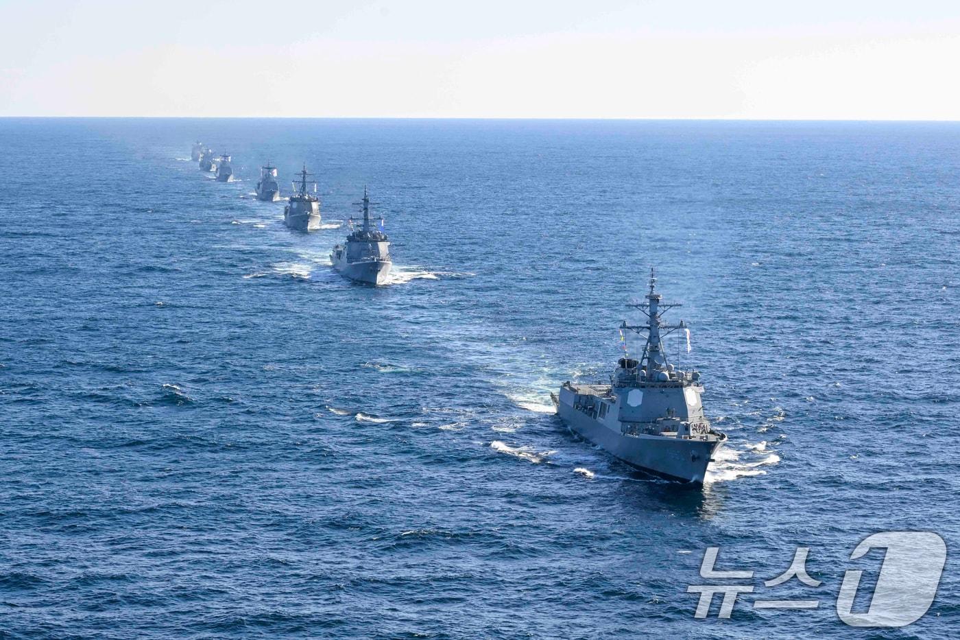 본문 이미지 - 지난해 11월 동해상에서 열린 첫 함대급 해상 기동훈련에서 함정들이 전술기동하는 모습. 사진 앞쪽부터 앞쪽부터 서애류성룡함, 정조대왕함, 율곡이이함, 왕건함, 강감찬함, 대청함, 천지함. (해군 제공. 재판매 및 DB 금지) 2025.11.10 ⓒ 뉴스1