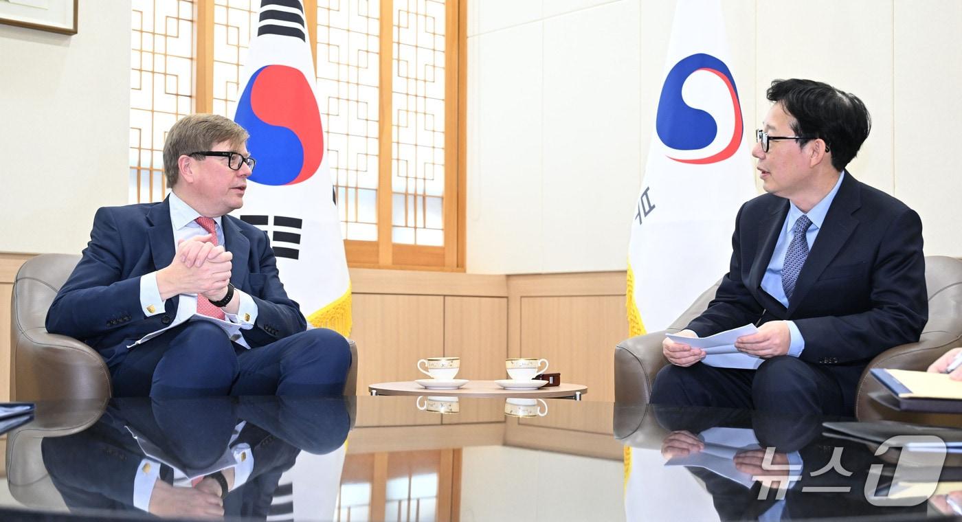 박윤주 외교부 1차관은 10일 오후 유카 살로바라 핀란드 외교차관과 면담을 가졌다. 2025.11.10. (외교부 제공) 