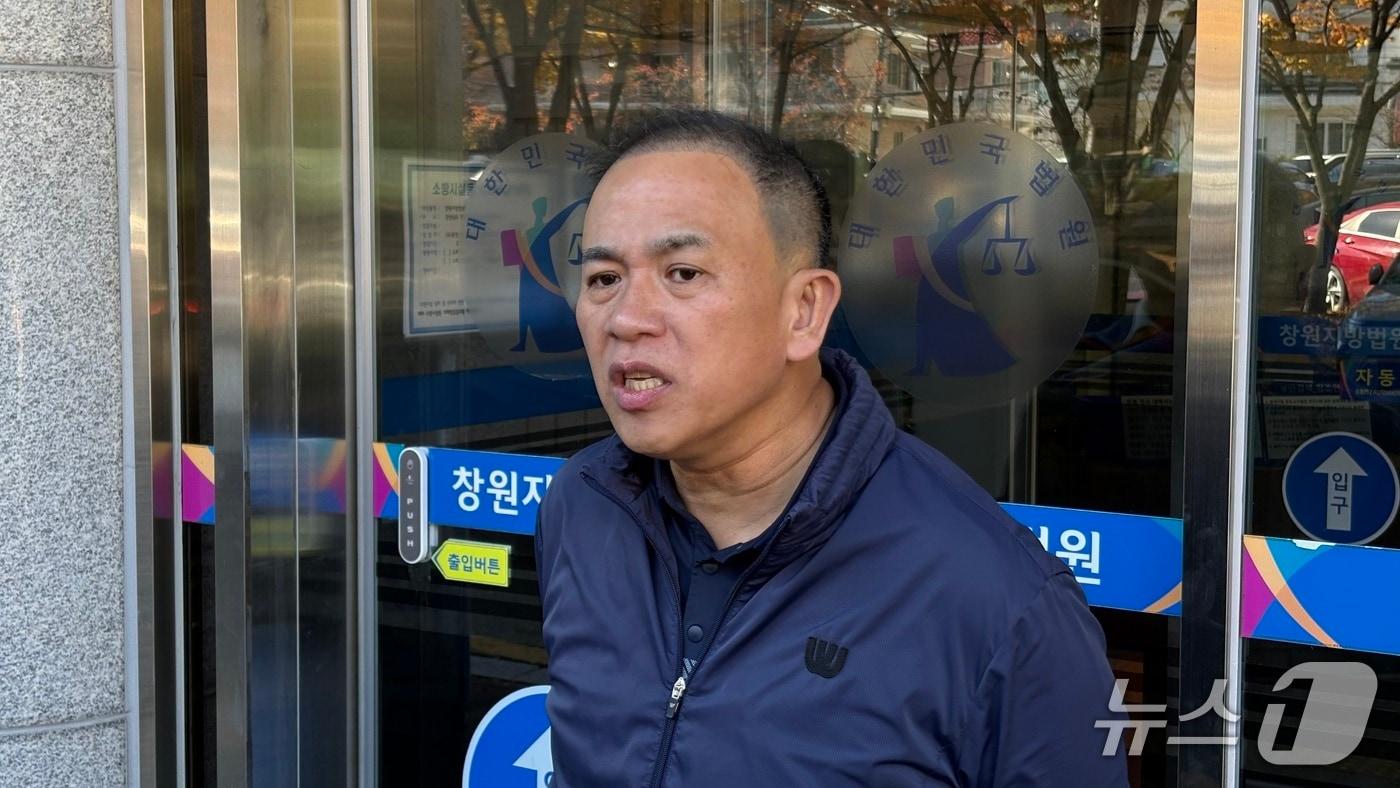 명태균 씨가 10일 정치자금법 위반 혐의 사건 공판에 출석하기 전 창원지법 법정동 앞에서 취재진의 질문에 답하고 있다.2025.11.10/뉴스1 강정태 기자